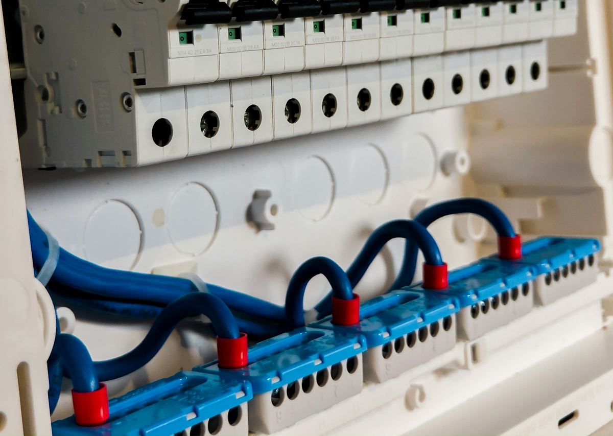 Automaten en verdeelklemmen in een open zekeringkast