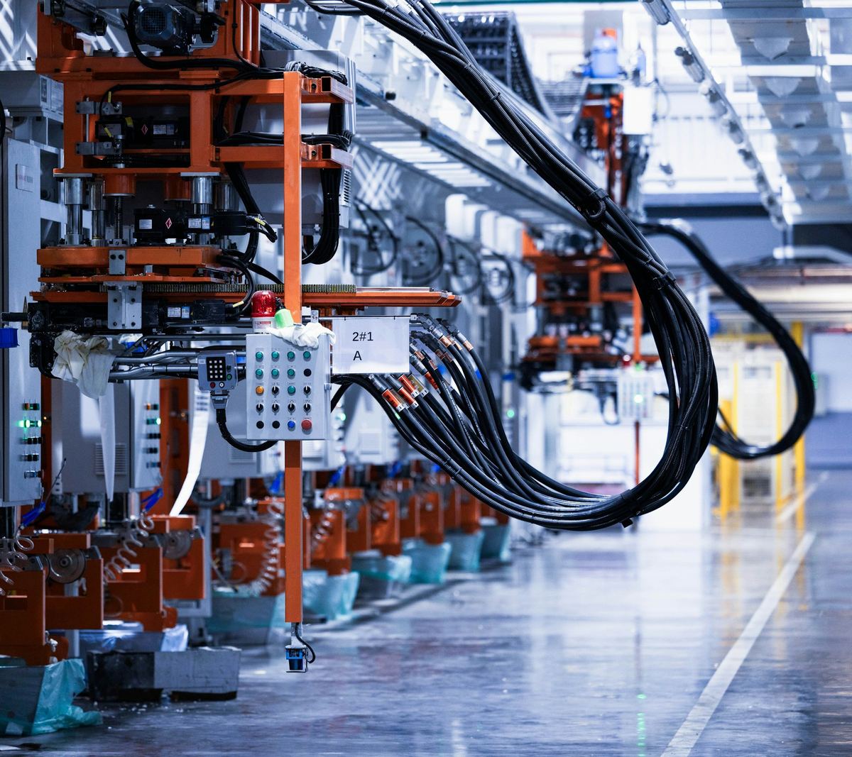 Een productielijn met schakelkasten en bundels kabels